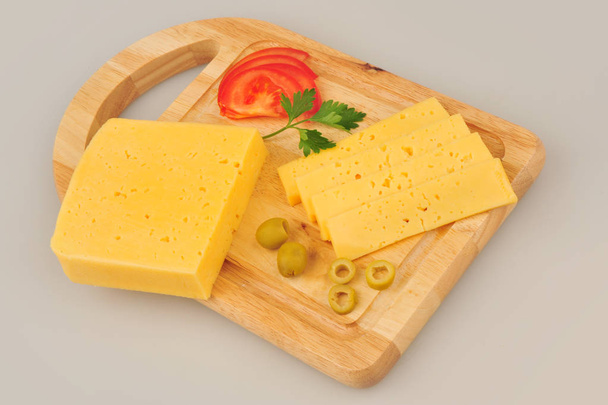 Peynir dilimi, maydanoz, domates dilimi, kesme tahtası üzerinde gri arka plan kesim izole - Fotoğraf, Görsel
