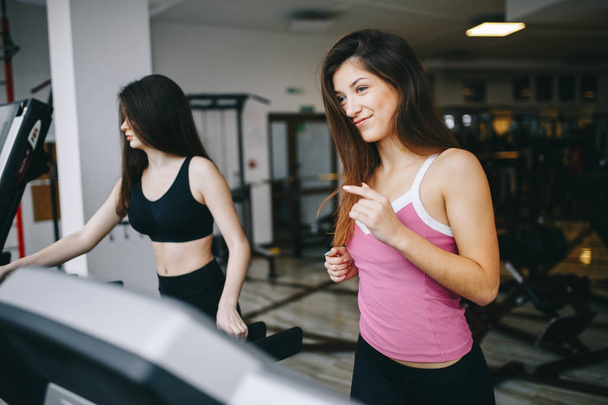 Two athletic girls in the gym - Foto, Imagem