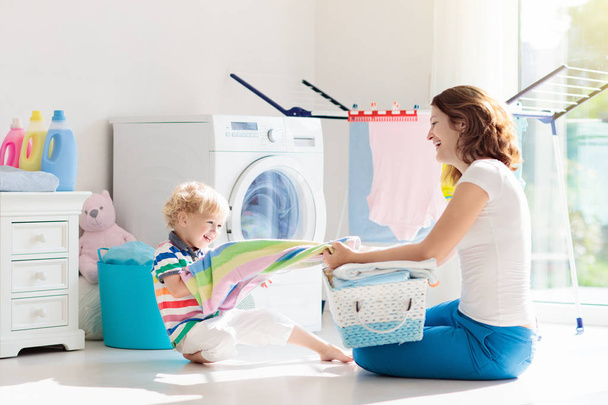 Семья в прачечной со стиральной машиной
 - Фото, изображение