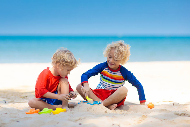 ビーチで遊ぶ子供たち。子供たちは海で遊ぶ. - 写真・画像