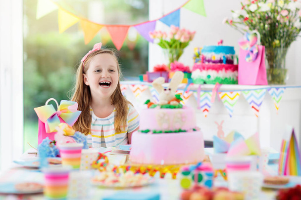 Πάρτι γενεθλίων για παιδιά. Παιδί με κέικ και δώρα. - Φωτογραφία, εικόνα