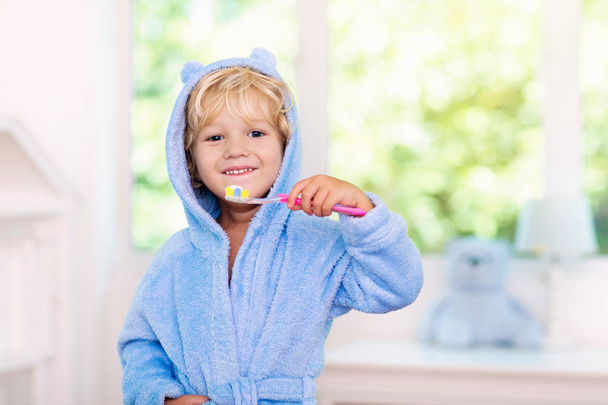 Criança a escovar dentes. Crianças escova de dentes
. - Foto, Imagem