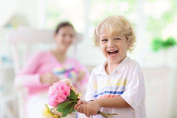 Happy mother���s day. Child with present for mom. - Foto, Imagen