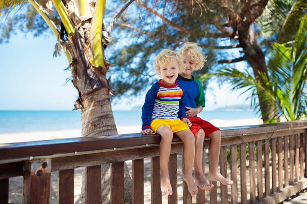 Παιδιά στην τροπική παραλία. Παιδί στις καλοκαιρινές διακοπές. - Φωτογραφία, εικόνα