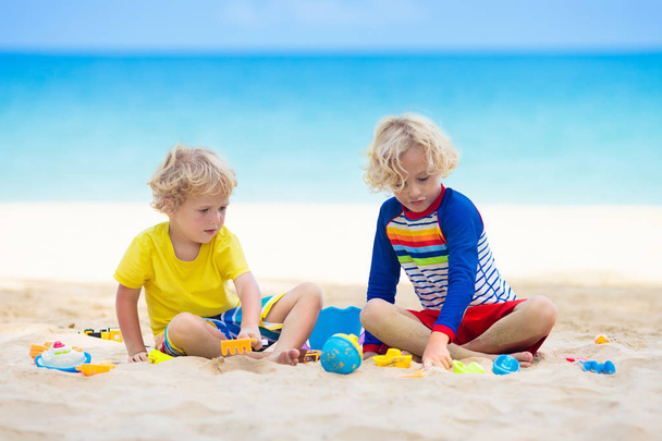 Niños jugando en la playa. Los niños juegan en el mar
. - Foto, imagen