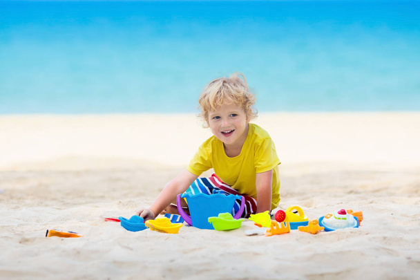 Gyerekek játszanak a strandon. Gyermekek játszanak a tengeren. - Fotó, kép