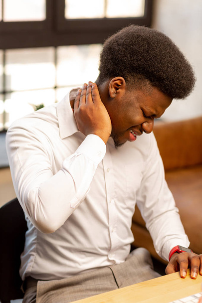 Δυστυχισμένος Αφρικανός Αμερικάνος που έχει πόνο στο λαιμό - Φωτογραφία, εικόνα