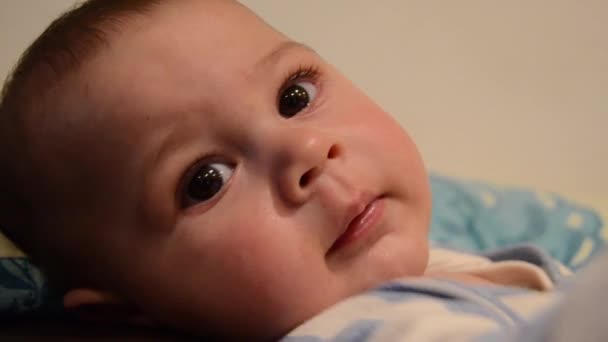 Κλείστε την εναέρια γυρίσματα του μωρού αγόρι lookig στην κάμερα και προσπαθεί να το φτάσει. καλό για τη μετάβαση - Πλάνα, βίντεο