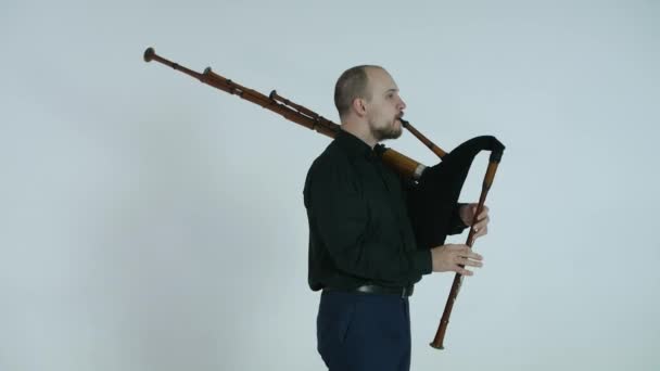 joven guapo tocando la gaita, instrumento étnico nacional de latón
 - Imágenes, Vídeo