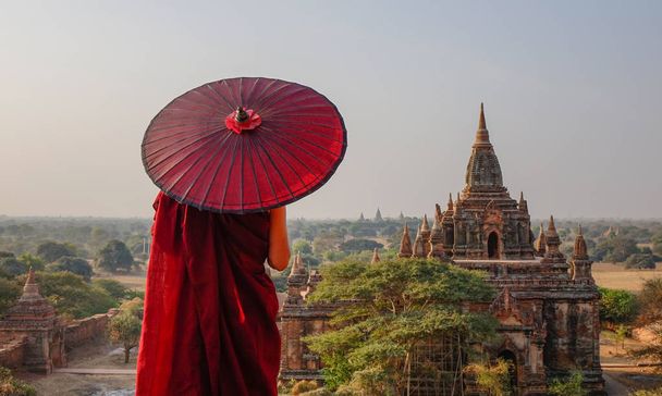 Монах у стародавньому храмі в Баган, М'янма  - Фото, зображення