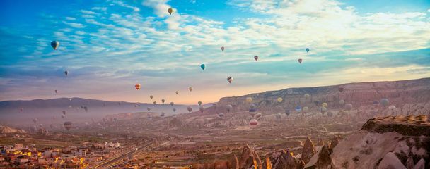 Vuelo en globo aerostático sobre montañas paisaje primavera amanecer Capadocia, Goreme Museo al Aire Libre Parque Nacional, Turquía naturaleza fondo
. - Foto, Imagen