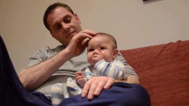 Pai abraçando seu menino de seis meses de idade
 - Filmagem, Vídeo
