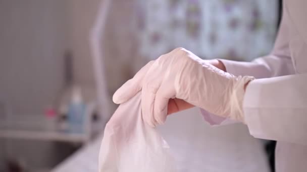Lähemmäs. Kosmetologi laittaa valkoiset hanskat. 4K hidas Mo
 - Materiaali, video