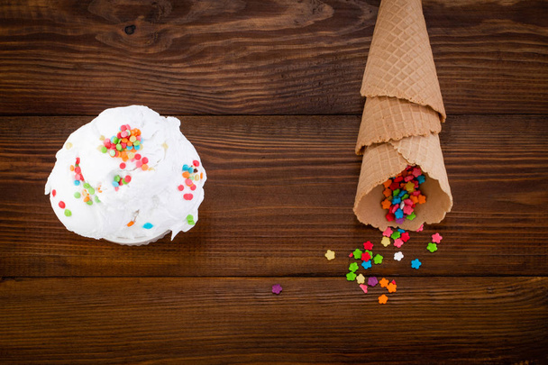 plaat van vanille ijs schep Swith hagelslag en wafel kegel - Foto, afbeelding