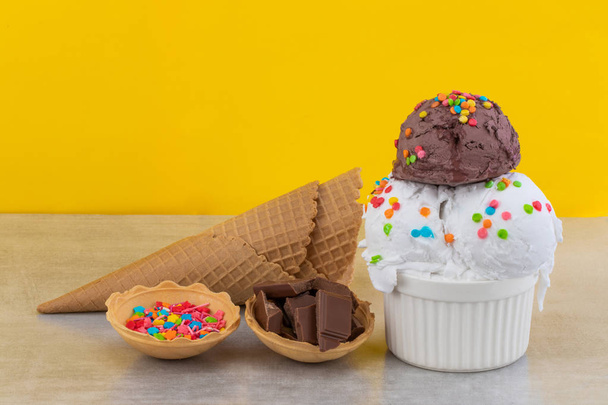 Ванильное и шоколадное мороженое с брызгами
  - Фото, изображение