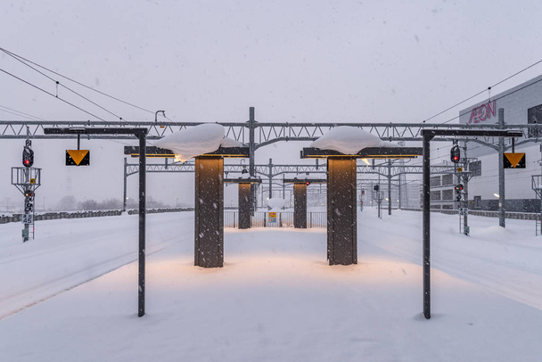 Lege trein- en platform bedekt met witte sneeuw - Foto, afbeelding