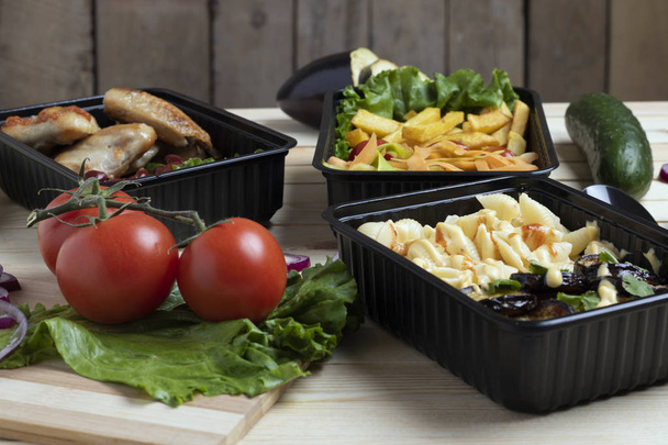 Neem een gezonde lunch mee. groenten, kippenpoten, bonen, aubergines, noedels  - Foto, afbeelding