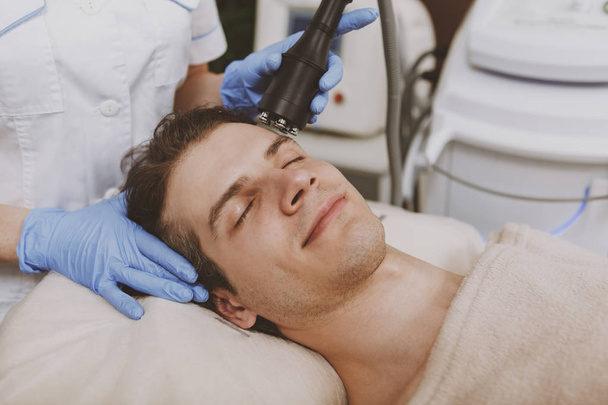 ハンサムな男性は、顔のスキンケア治療を取得します - 写真・画像
