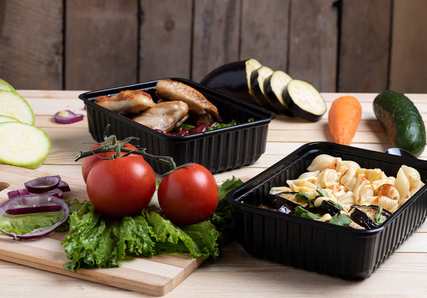 健康的な昼食を取る。野菜、鶏足、豆、ナス、麺  - 写真・画像