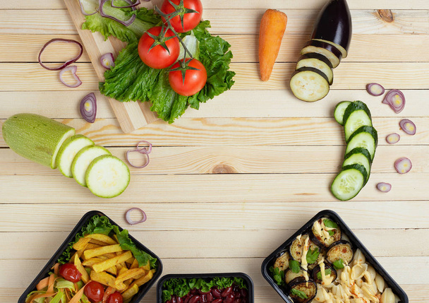 vista superior de comida saludable para llevar. vehículos, frijoles, papas fritas, ensalada, fideos  - Foto, imagen