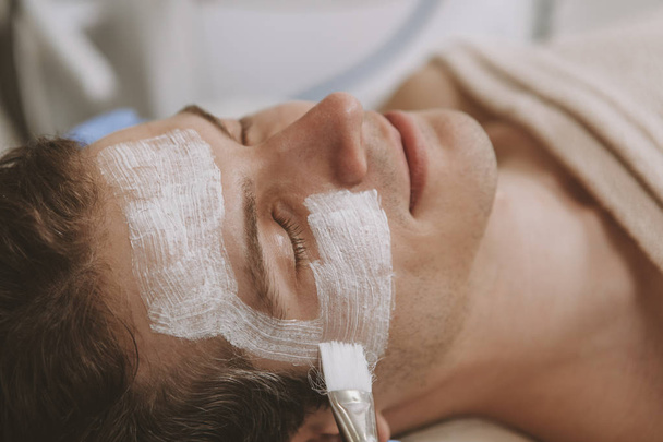 Przystojny mężczyzna uzyskiwanie twarzy leczenie pielęgnacji skóry - Zdjęcie, obraz