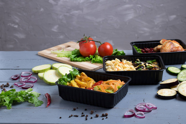 bereide maaltijd om te eten, zakelijke lunchboxen en rauwe groenten - Foto, afbeelding