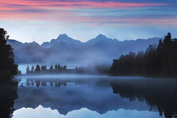 Живописный вид на горы и озеро в солнечном свете
 - Фото, изображение