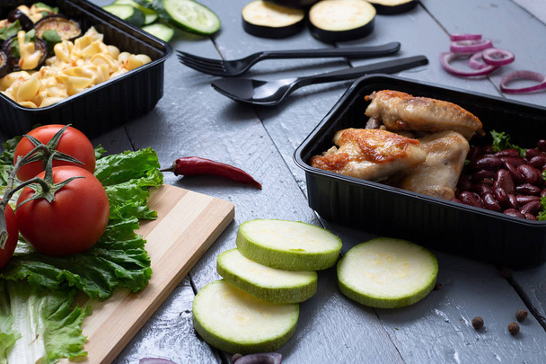готове харчування, ділові обідні коробки та сирі овочі
 - Фото, зображення
