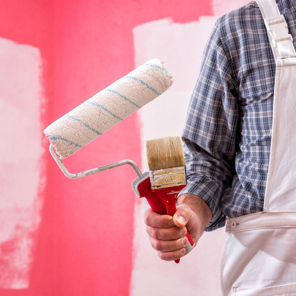Travailleur peintre maison avec des outils de travail. Travaux de construction
. - Photo, image