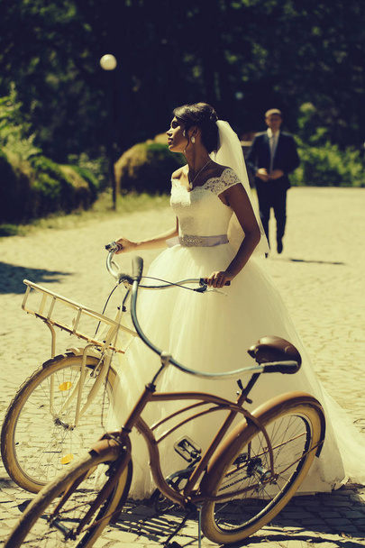 Beautiful bride with bicycles - Foto, Imagem