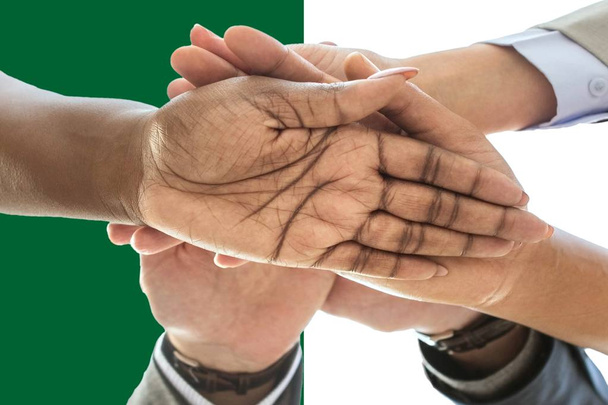 Algerien-Flagge, Integration einer multikulturellen Gruppe junger Menschen - Foto, Bild