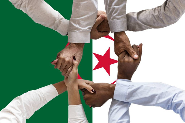 Alžírská vlajka, intergrace multikulturní skupiny mladých lidí - Fotografie, Obrázek
