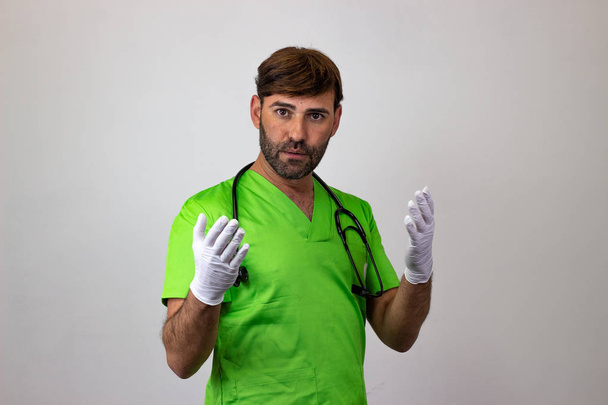 Portrait de médecin vétérinaire masculin en uniforme vert avec h brun
 - Photo, image