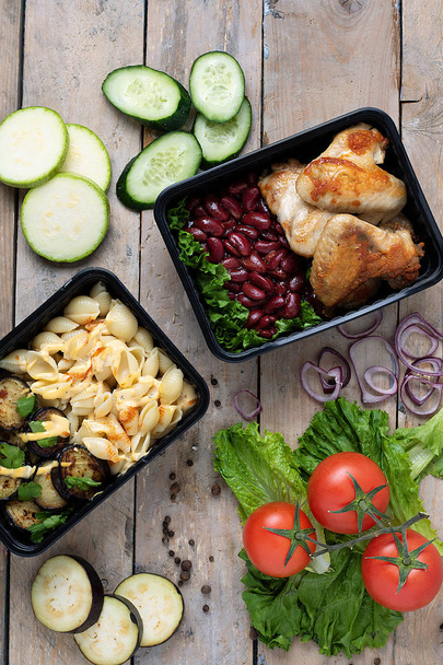 comida vegana en recipientes de plástico negro, comida lista para comer, vista superior
 - Foto, imagen