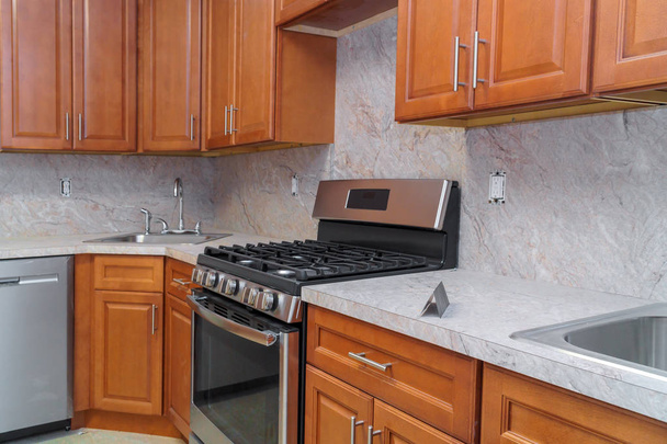 Amélioration de la maison Cuisine Vue de déménagement installé dans une nouvelle cuisine - Photo, image