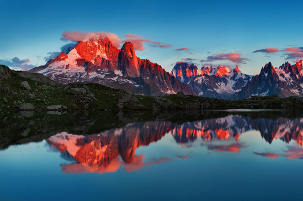malerischer Blick auf Berge, die sich im Wasser spiegeln  - Foto, Bild