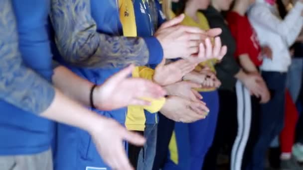 Zavření rukou dětí, které tleskají - Záběry, video