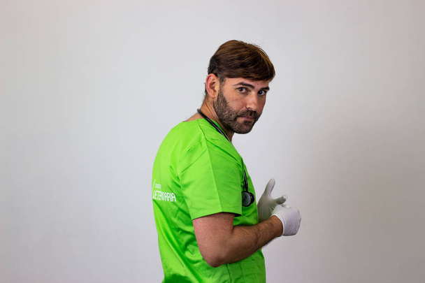 Retrato de médico veterinario masculino en uniforme verde con h marrón
 - Foto, imagen