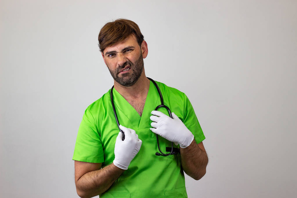 Ritratto di medico veterinario maschio in uniforme verde con h marrone
 - Foto, immagini
