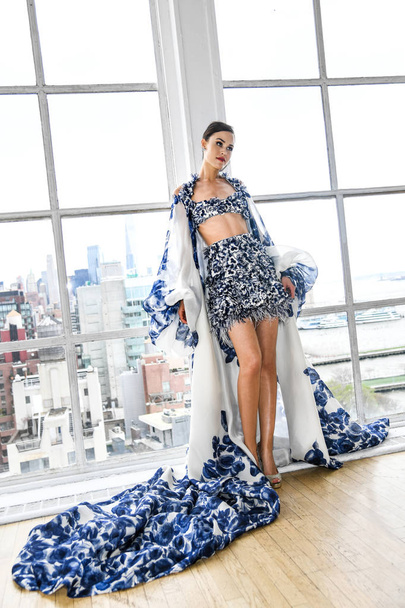 NEW YORK, NY - APRIL 15: A model posing during the Ines Di Santo Spring 2020 bridal fashion presentation at New York Fashion Week: Bridal on April 15, 2019 in NYC. - Foto, Imagem