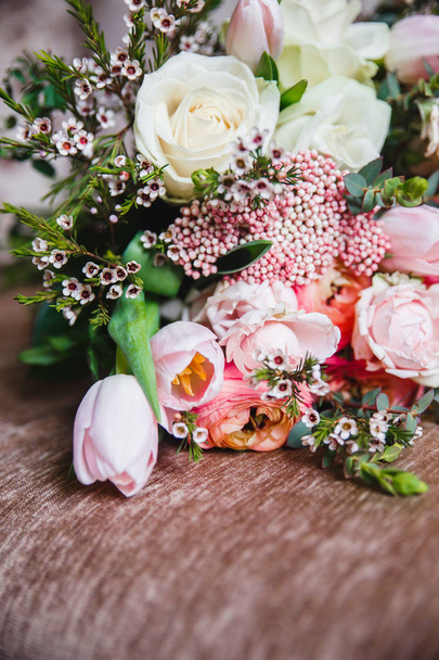 椅子にピンクのチューリップ、ピオネ、バラと緑と素朴な結婚式のブーケ. - 写真・画像