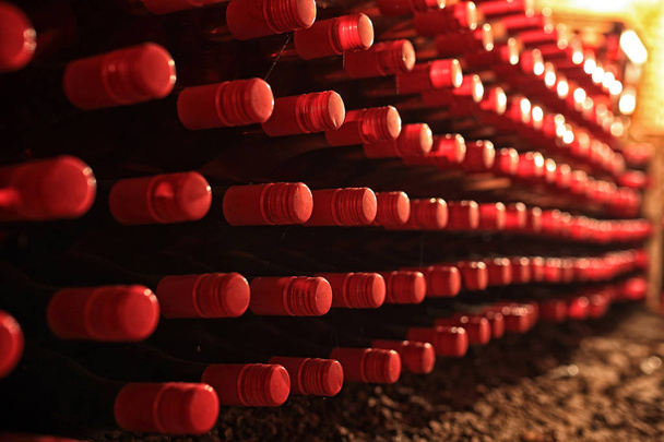 Pilha de garrafas de vinho na adega
 - Foto, Imagem