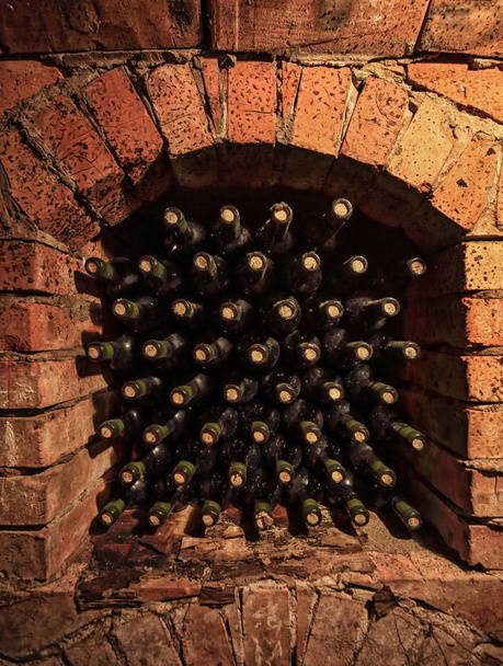 Pile de bouteilles de vin dans la cave
 - Photo, image