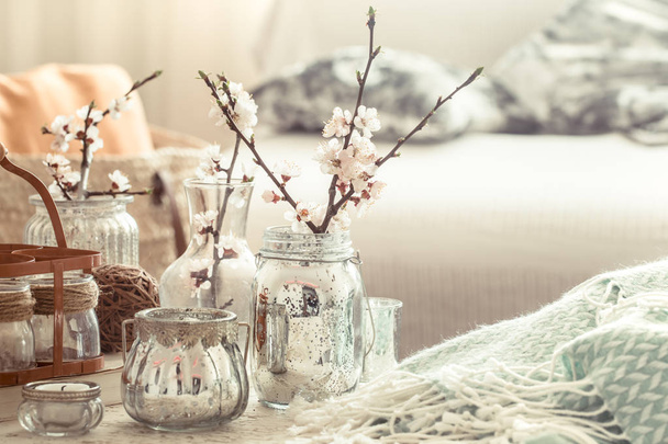 Oturma odasında bahar çiçekleri ile vazolar ile natürmort - Fotoğraf, Görsel