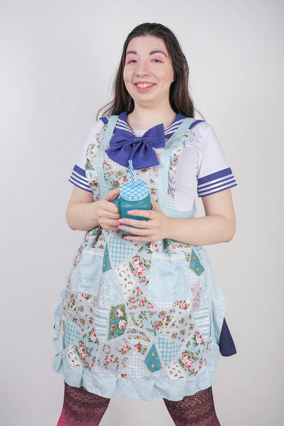 charme plus taille anime fille en uniforme scolaire et un tablier sur le dessus avec une boîte bleue de boisson sur fond blanc
 - Photo, image