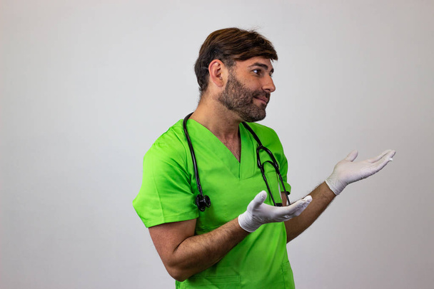 Portret van de mannelijke veterinaire arts in groen uniform met bruin h - Foto, afbeelding