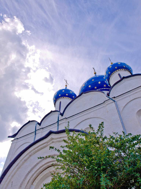 Witte kerk met blauwe koepel, traditionele architectuur in Suzdal, Rusland - Foto, afbeelding