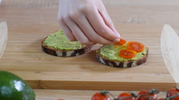 Kochen Bruschetta mit Avocado, Kirschtomaten und Schinken Cotto - Filmmaterial, Video