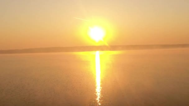 Widok lotniczy helikoptera latającego podczas wspaniałego zachodu słońca w Niemczech - Materiał filmowy, wideo