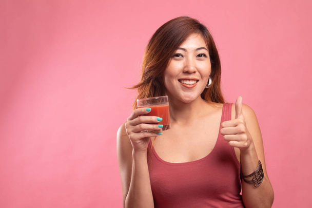 Young Asian woman thumbs up with tomato juice. - Foto, Bild
